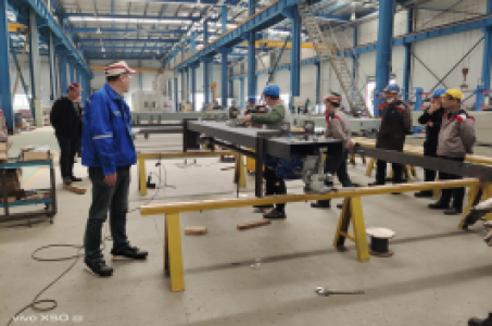 Mitarbeiter bei der Fertigung von Rußbläsern im Werk von Diamond Power Machine Hubei Co.